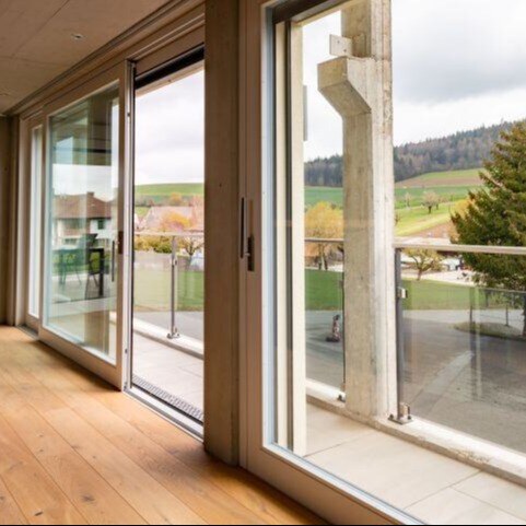 Fensterfront mit weissem Rahmen