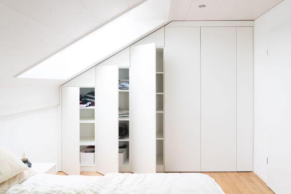 Kleiderschrank in Dachschräge