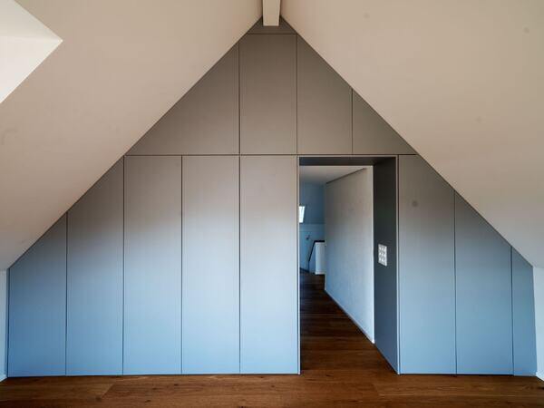 Kleiderschrank in Dachschräge