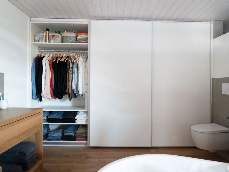 Kleiderschrank im Badezimmer Schreinerei Nobs_800x600