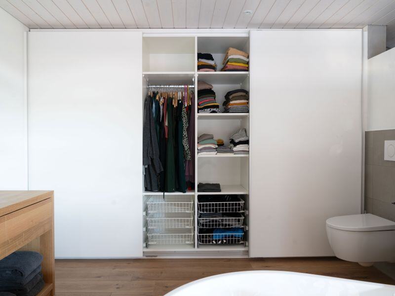 Kleiderschrank im Badezimmer mit Schiebetüren Schreinerei Nobs