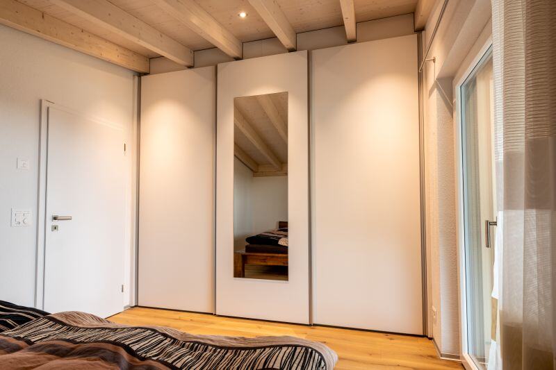 Kleiderschrank in Überhöhe Schreinerei Nobs_800x600