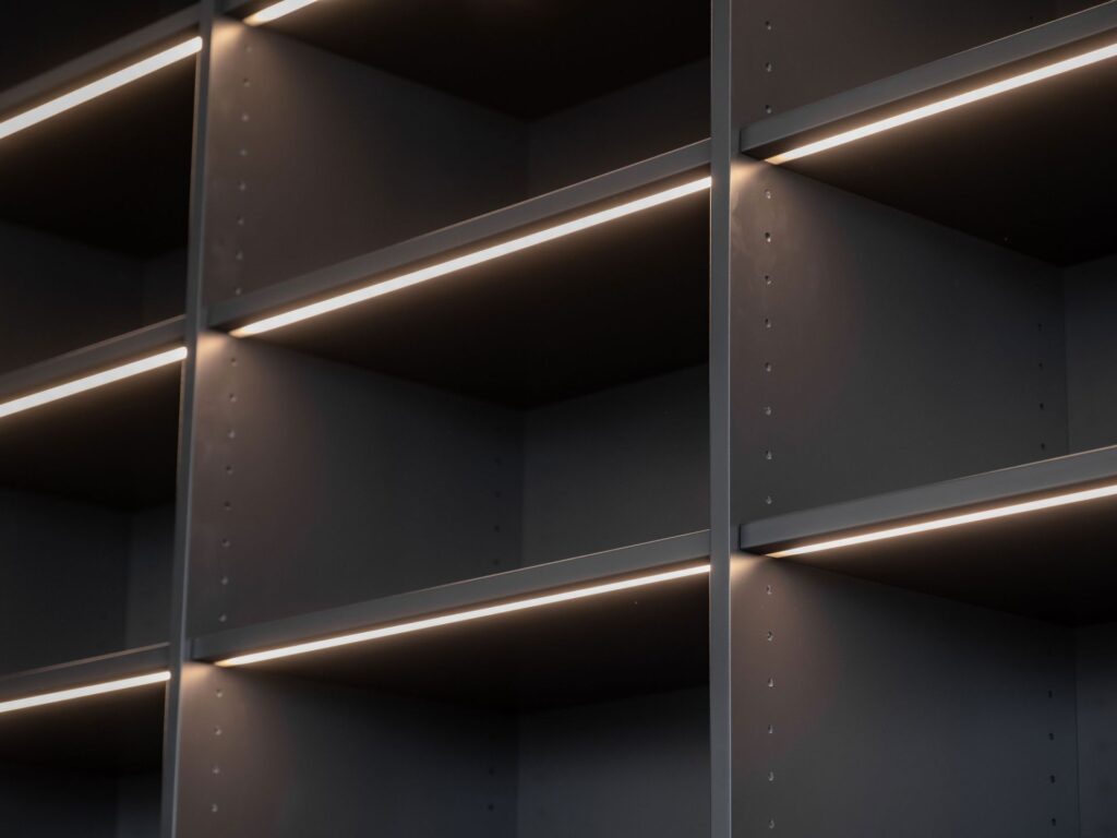 Bücherregal mit eingebauten LED Bändern